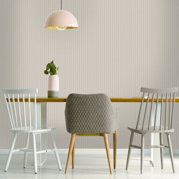 Esszimmer mit Esstisch, Stühlen und Mustertapete