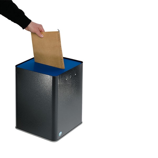 Hand führt eine Aktenmappe in einen Sicherheitsbehälter zur Dokumentenentsorgung ein.