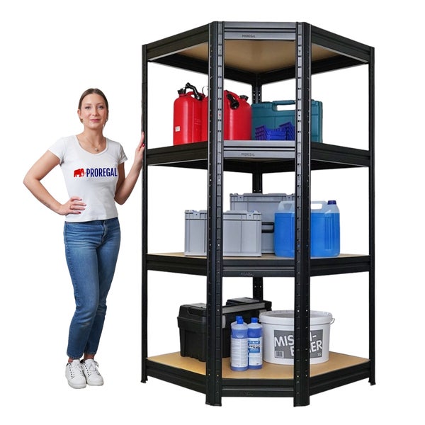 Schwarzes Metall-Eckregal mit Holzböden, befüllt mit Werkzeugboxen und Kanistern, eine Person steht zum Größenvergleich daneben.