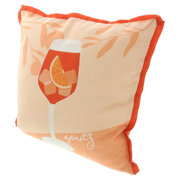 Quadratisches Dekokissen mit Spritz-Motiv, Illustration eines Glases mit Orangengetränk und Blättermuster.