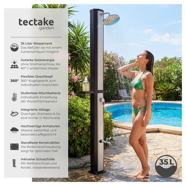 Eine Frau duscht im Freien an einer tectake Solardusche mit 35 Liter Tank, stufenloser Mischbatterie und Ablage am Pool.