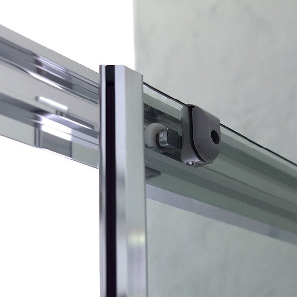 Detailansicht einer Duschkabine mit Schiebetür und Metallelementen