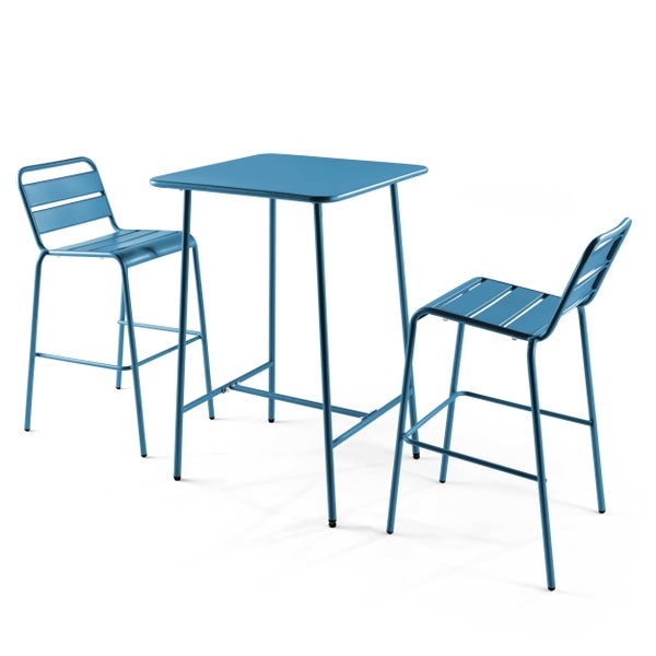 Blaues Bar-Set aus Metall bestehend aus einem quadratischen Stehtisch und zwei Barhockern mit Lamellen.