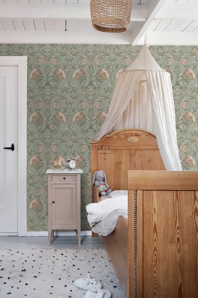 Kinderzimmer mit floral gemusterter Tapete, Holzbett und Nachttisch