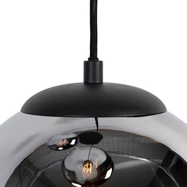 Pendelleuchte mit Metallelementen und Lampenschirm