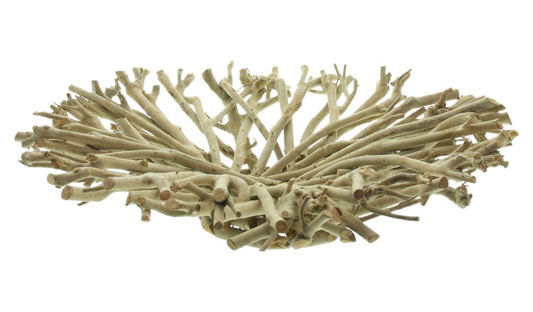 Dekorative Schale aus naturbelassenen Holzzweigen in rustikalem Design.