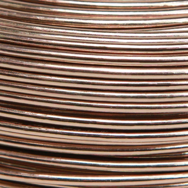 Nahaufnahme eines aufgewickelten Kupferdrahtes.