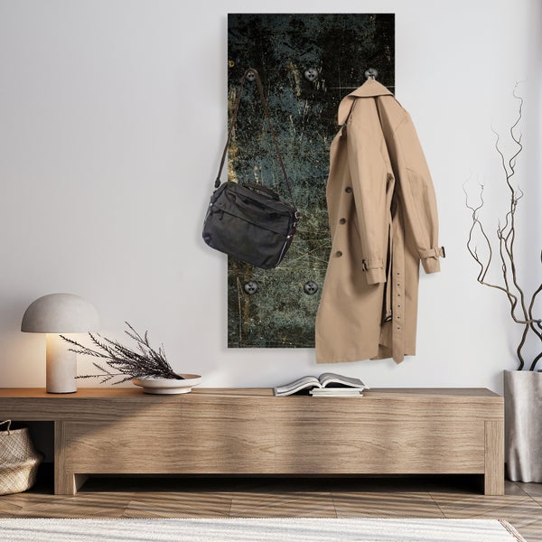 Garderobe mit Mantel, Tasche und Kommode im Flur