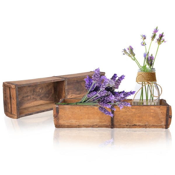 Dekorative Holzboxen mit Lavendel und einem Glas mit Juteband