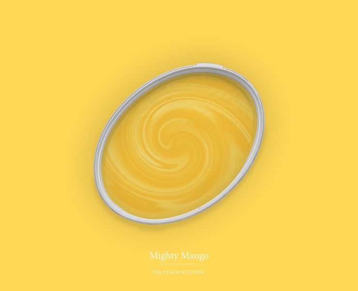 Draufsicht auf eine geöffnete Farbdose mit der gelben Wandfarbe Mighty Mango von The Color Kitchen mit cremiger Textur.