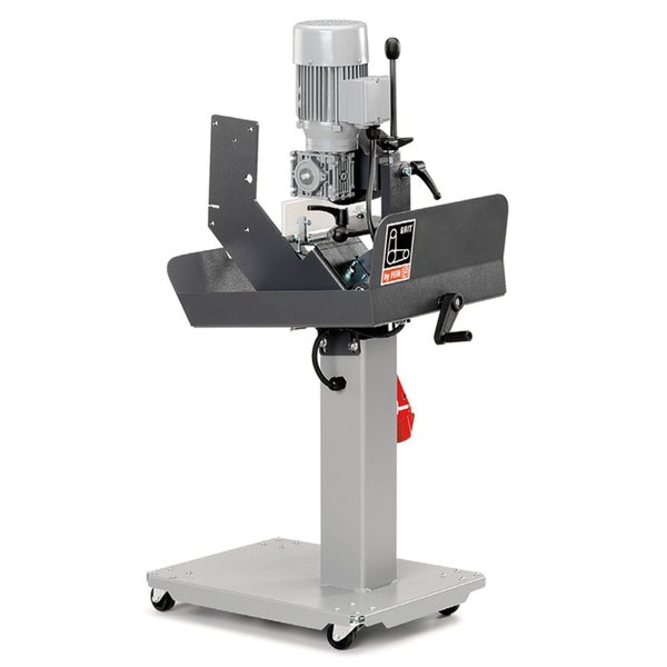 Zwei Strandliegen mit blau-weiß gestreifter Liegefläche und einer Magazintasche unter einem blauen Sonnenschirm am Strand