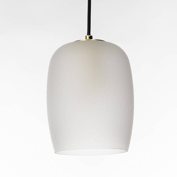 Dreiflammige Pendelleuchte mit Schirmen aus gefrostetem Glas und goldfarbenen Fassungen, höhenversetzt über einem Tisch in einem hellen Raum.