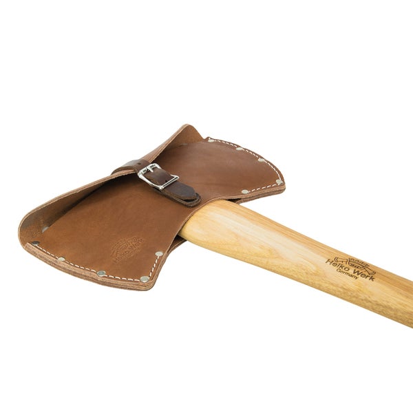 Axt mit Holzstiel und Helko Werk Logo sowie einem braunen Lederschneidenschutz mit Schnalle