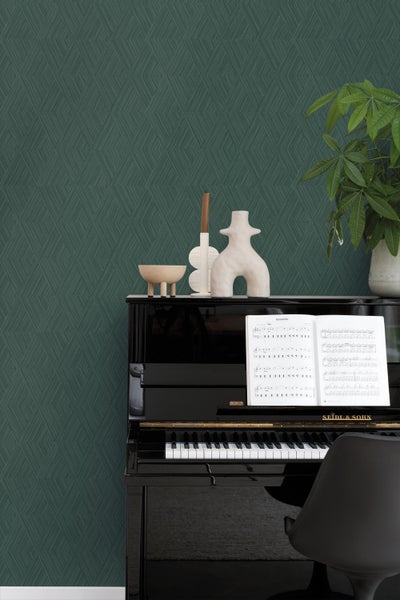 Szene mit gemusterter Tapete, Klavier mit Noten und Zimmerpflanze