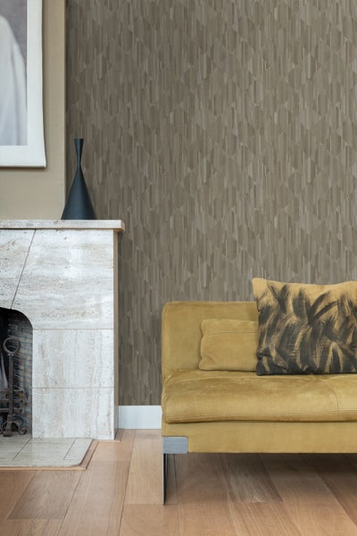 Wohnzimmer mit Kamin, Sofa und gemusterter Tapete für eine gemütliche Atmosphäre