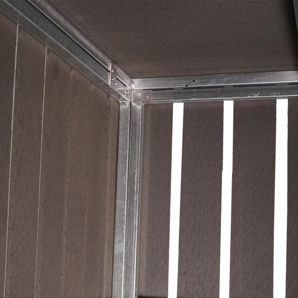 Detailansicht der Innenstruktur eines Gerätehauses mit Metallrahmen und Holzwänden