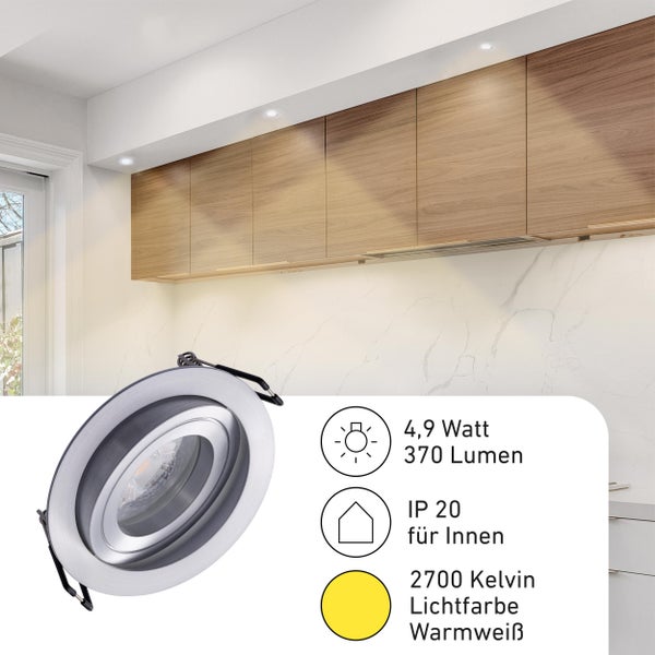 LED Einbaustrahler für den Innenbereich mit 4,9 Watt, 370 Lumen und warmweißer Lichtfarbe von 2700 Kelvin, installiert in einer Küche.