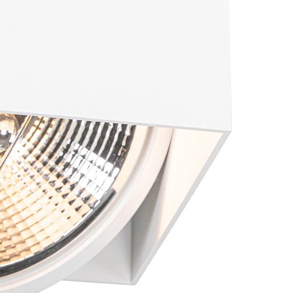 Detailansicht einer weißen Deckenleuchte