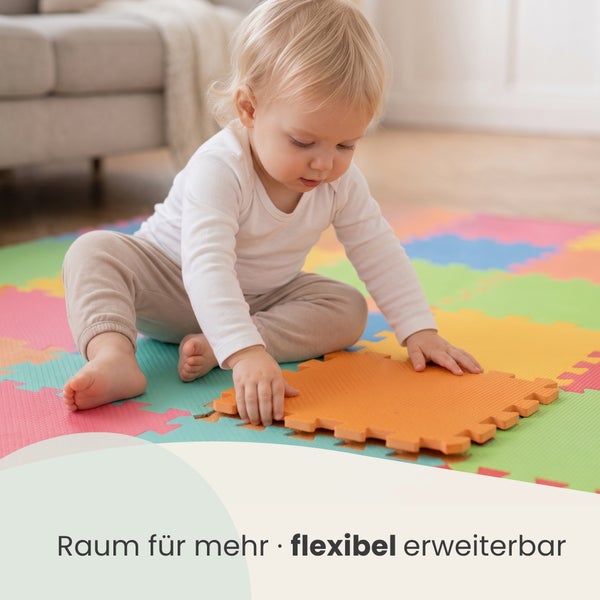 Kleinkind spielt auf einer bunten Puzzle Spielmatte aus Schaumstoff die flexibel erweiterbar ist für einen sicheren Spielbereich im Wohnzimmer.