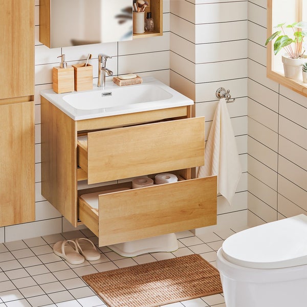 Helles Badezimmer mit Waschtischunterschrank, Waschbecken und geöffneten Schubladen.