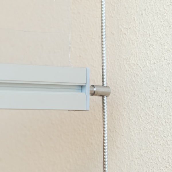 Seilbefestigung für Informationsdisplays, Aluminiumprofil mit Stahlseil und transparenter Scheibe.