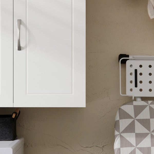 Detailaufnahme eines Wandschranks mit Bügelbrett