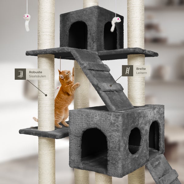 Katze klettert auf einen grauen Kratzbaum mit robusten Sisalsäulen und breiten Leitern.