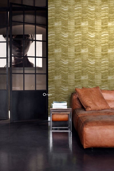 Innenraum mit gemusterter Tapete, Ledersofa und Beistelltisch