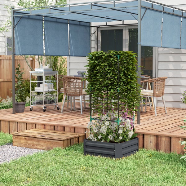 Holzterrasse mit Essbereich unter einer Pergola mit blauem Sonnenschutz und einem Hochbeet mit Rankgitter im Vordergrund.