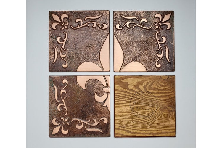 Vier dekorative Untersetzer mit Lilienmuster und Holzstruktur