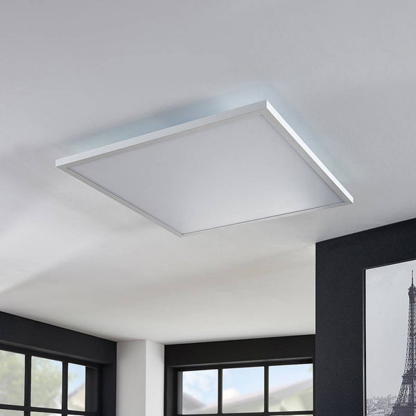 Flaches, quadratisches LED-Panel an einer Zimmerdecke in einem modernen Wohnraum.