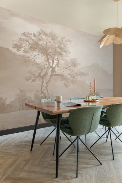 Esszimmer mit Holztisch, grünen Stühlen und Wandbild mit Baum