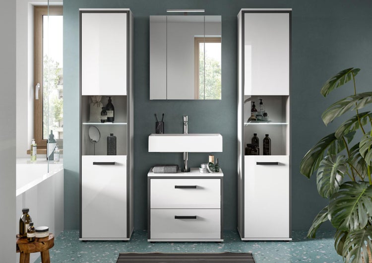 Modernes Badezimmermöbel Set bestehend aus zwei Hochschränken, einem Waschbeckenunterschrank mit zwei Schubladen, einem Waschbecken und Spiegelschrank.