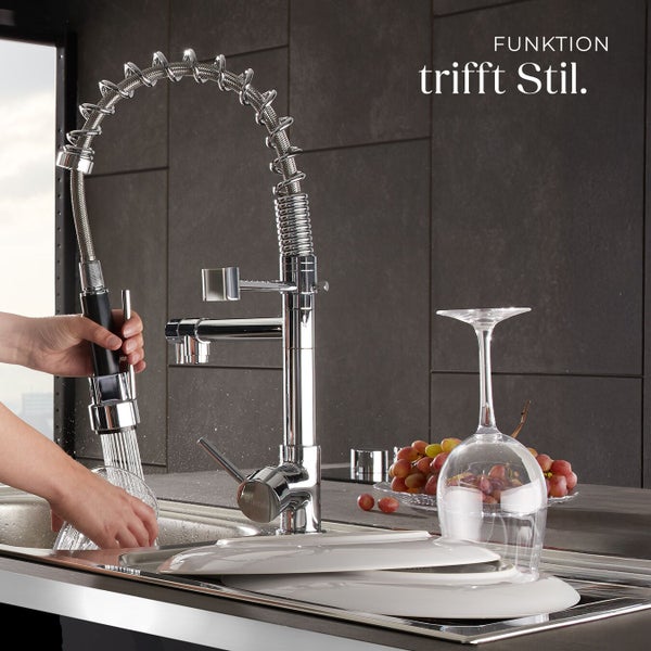 Küchenspüle mit flexiblem Auslauf und Geschirr