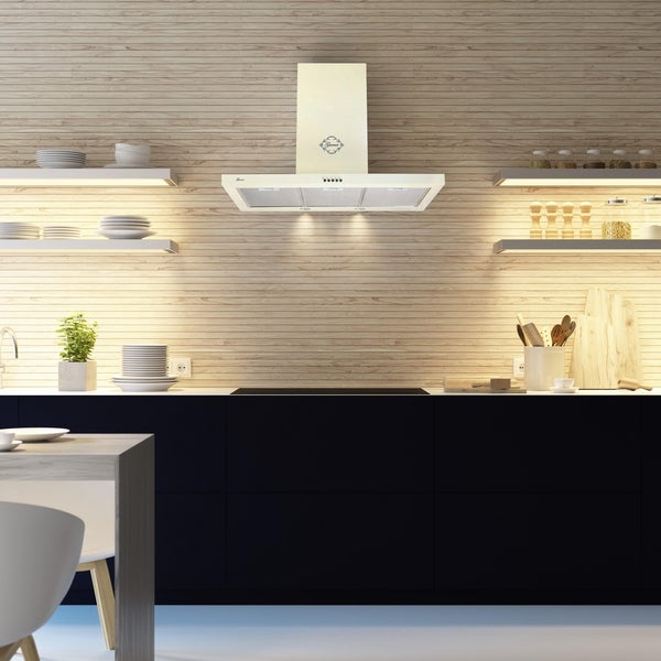 Wandhaube in einer modernen Küche mit dunklen Unterschränken und beleuchteten Regalen vor einer Wand in Holzoptik.