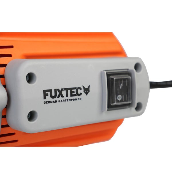 Nahaufnahme eines Fuxtec Gartengeräts mit Ein- und Ausschalter und Fuxtec Logo.