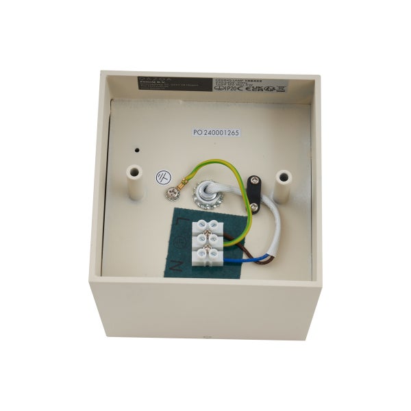 Innenansicht einer QAZOA Deckenleuchte mit elektrischen Anschlüssen