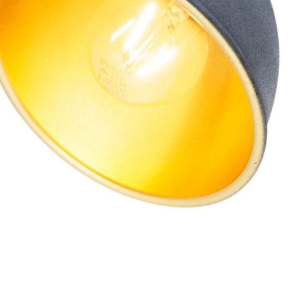 Detailaufnahme einer Lampe mit Stoffschirm und Glühbirne