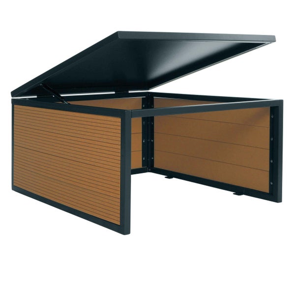 Geöffnete Gartentruhe aus Holz und Metall