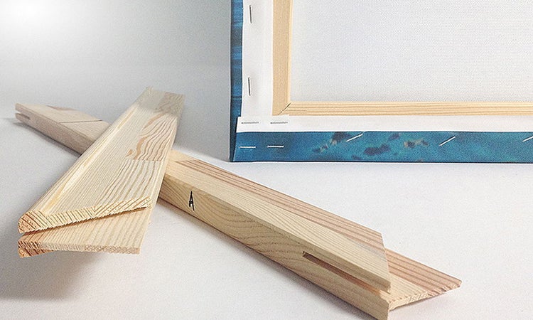 Keilrahmen aus Holz für Leinwandbilder, Detailansicht der Eckverbindung und Bespannung mit Tackerklammern.