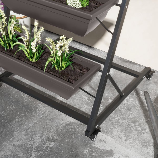 Etagen-Pflanzenständer aus Metall mit Rollen und rechteckigen Pflanzkästen aus Kunststoff, bepflanzt mit weißen Blumen.