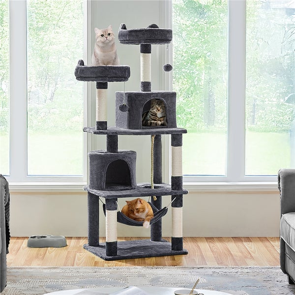 Grauer Katzenbaum mit mehreren Ebenen und drei Katzen