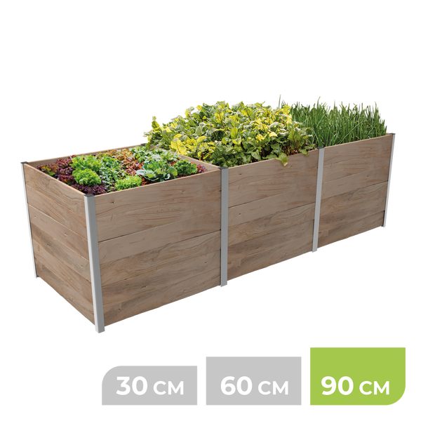 Dreiteiliges Hochbeet aus Holz mit Metallstützen, Höhe 90 Zentimeter, bepflanzt mit Salat und Kräutern.