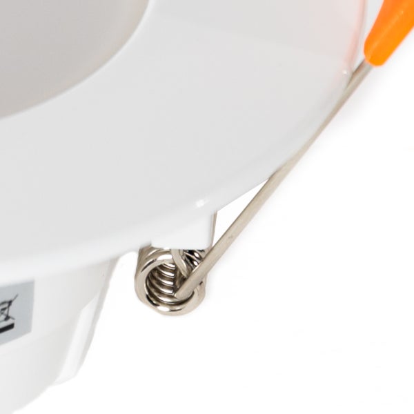 Detailansicht der metallischen Montagefeder eines LED-Einbaustrahlers mit orangefarbenem Schutz.