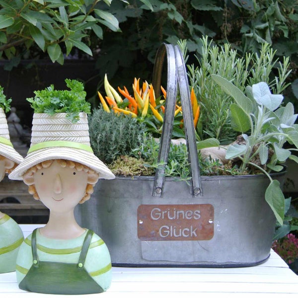 Dekorative Gartenszene mit Kräutern und Pflanzfiguren