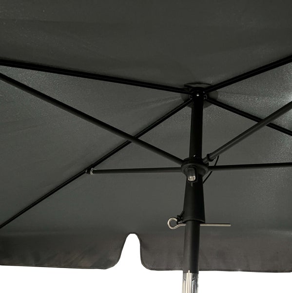 Unteransicht eines geöffneten Sonnenschirms