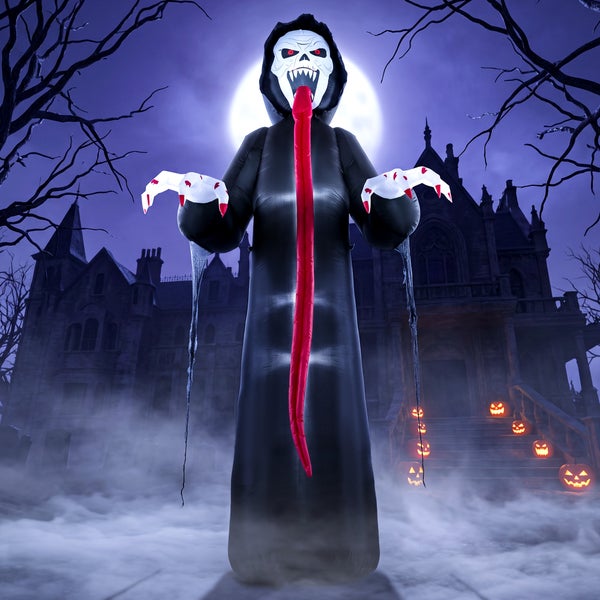 Aufblasbare Halloween Sensenmann Figur als Dekoration für den Außenbereich vor einem gruseligen Herrenhaus mit Kürbissen und Nebel.