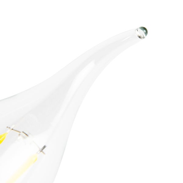 Nahaufnahme einer klaren LED-Filament-Kerzenlampe in Windstoßform mit gebogener Glasspitze.