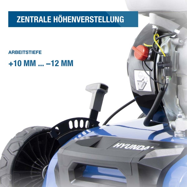 Vertikutierer mit zentraler Höhenverstellung und Arbeitstiefe von plus 10 Millimeter bis minus 12 Millimeter.