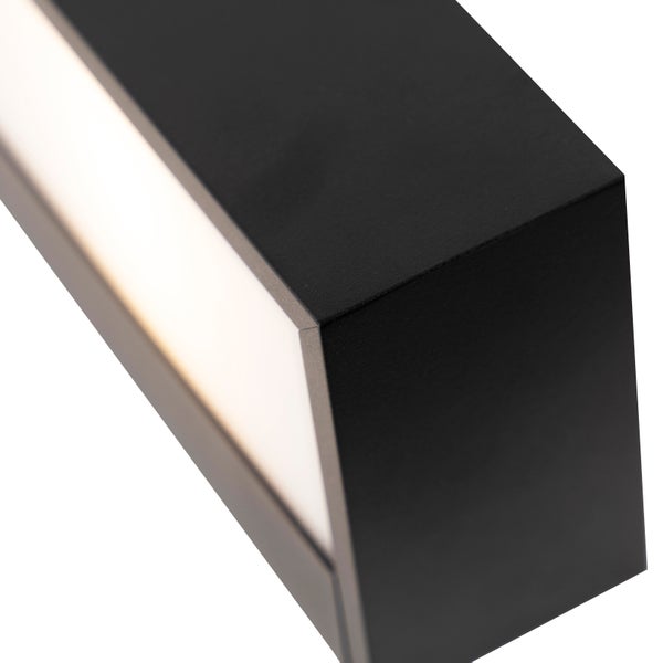 Nahaufnahme einer schwarzen Außenleuchte